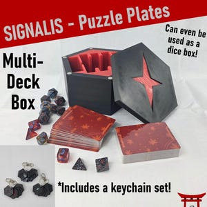 Puede incluir: Caja multi-deck negra con interior rojo, tapa a juego y una pila de cartas rojas. La imagen también incluye dados, un juego de llaveros y el texto "SIGNALIS - Puzzle Plates". La caja se puede usar como caja de dados.