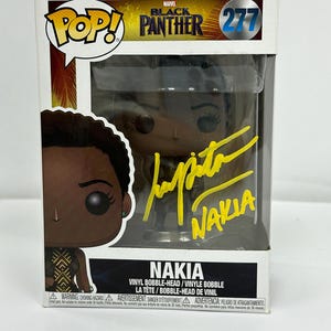 Funko Pop de Nakia con autógrafo firmado