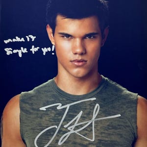 Puede incluir: Un retrato de una persona que lleva una camiseta sin mangas verde, con una firma blanca. La imagen incluye texto escrito a mano que dice "make 17 Single for you!" y el nombre "Jacob Black".