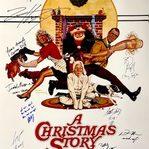 Op de afbeelding: Een vintage filmposter voor de film "Een kerstverhaal" met een rode en witte titel en een scène van een familie die rond een open haard is verzameld. De poster is gesigneerd door de castleden, waaronder Melinda Dillon, Darren McGavin en Peter Billingsley.