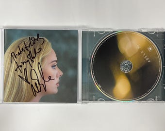 Álbum en CD con autógrafos firmados por Adele