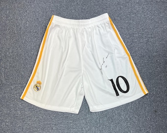 ルカ・モドリッチのサイン入りマーキュリアル サッカースパイク。銘板