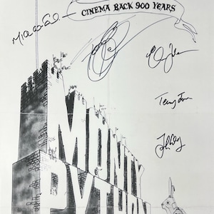 Puede incluir: Una ilustración en blanco y negro de un castillo con las palabras "Monty Python and the Holy Grail" escritas debajo. El castillo está formado por las letras "Monty Python". Hay firmas de los miembros del reparto de Monty Python en el póster.