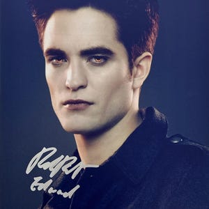 Puede incluir: Retrato de un hombre con cabello oscuro y ojos rojos, vistiendo un abrigo oscuro. La imagen incluye una firma que dice "Robert Edward". El fondo es azul oscuro.