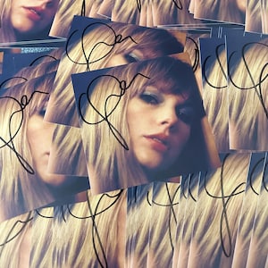Cartão de inserção Taylor Swift Midnights Mahogany autografado somente