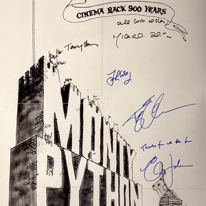 Puede incluir: Una ilustración en blanco y negro de un castillo con las palabras "Monty Python y el Santo Grial" escritas en blanco. El póster está firmado por los miembros del reparto, incluidos Terry Jones, Graham Chapman, John Cleese y Terry Gilliam.