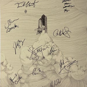 Puede incluir: Un póster en blanco y negro para la película Interstellar, que muestra un transbordador espacial lanzándose hacia las nubes. El póster está firmado por los miembros del reparto: Matthew McConaughey, Anne Hathaway, Jessica Chastain, Michael Caine y Mackenzie Foy.