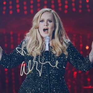 Autograf med äkthetsintyg signerad Adele-foto