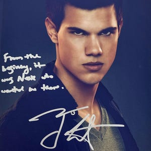 Puede incluir: Retrato de un hombre con cabello oscuro y expresión seria, vistiendo una chaqueta oscura sobre una camisa gris. La imagen incluye texto manuscrito y una firma que dice "Jacob Black". El fondo es azul oscuro.