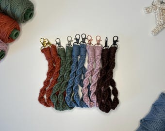 Macrame Wristlets (twisted)