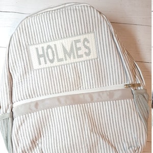 Personalisierter grauer Seersucker Imitat Rucksack, Wickeltasche Junge, Windeltasche Baby, Geburtstagsgeschenk Junge