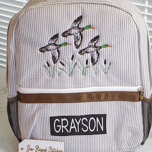 Sac à dos en seersucker pour garçon, sac à dos garçon personnalisé, sac à dos canards volants, sac à dos garçon monogramme, cadeau d'anniversaire garçon, sac à langer garçon