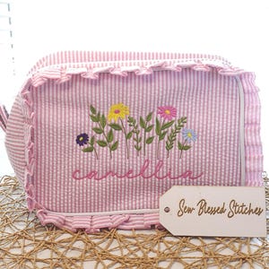 Neceser rosa personalizado con volantes, de tela seersucker, ideal para artículos de aseo, cosméticos y mucho más. Regalo de cumpleaños para niña.