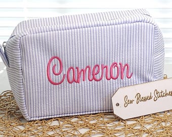 Borsa cosmetica in seersucker personalizzata: regalo da toeletta con monogramma