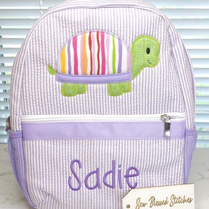 Personalisierter Lila Seersucker Rucksack: Schildkröte Design, Mädchen Wickeltasche