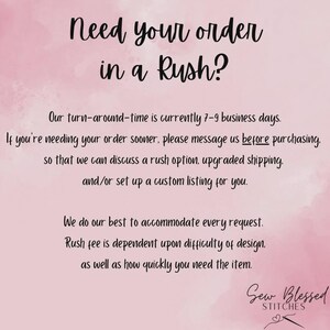 Puede incluir: Un fondo de acuarela rosa y blanco con texto negro que dice "&iquest;Necesitas tu pedido urgente?" y detalles sobre las opciones de pedido urgente. El texto tambi&eacute;n incluye el nombre de la tienda "Sew Blessed Stitches".