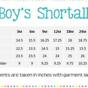 Pu&ograve; includere: Una tabella delle taglie per una salopette corta con il titolo Boy's Shortall in testo verde acqua. La tabella elenca le taglie da 3M a 3T con misure in pollici per lunghezza, lunghezza cavallo, larghezza e larghezza spalle. Una nota indica i pollici.