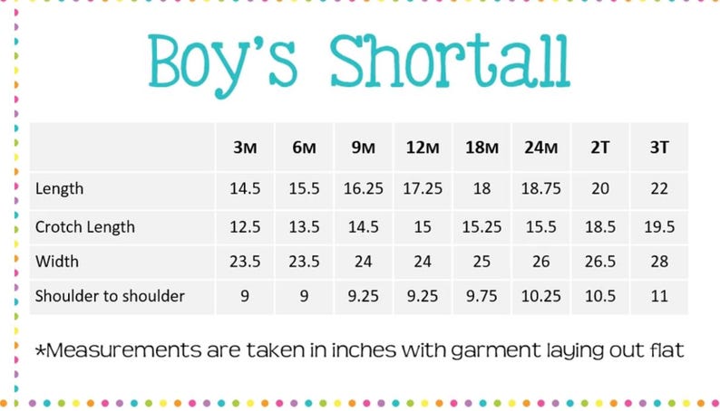 Pu&ograve; includere: Una tabella delle taglie per una salopette corta con il titolo Boy's Shortall in testo verde acqua. La tabella elenca le taglie da 3M a 3T con misure in pollici per lunghezza, lunghezza cavallo, larghezza e larghezza spalle. Una nota indica i pollici.