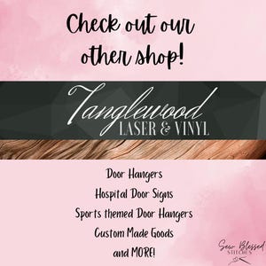 K&ouml;nnte beinhalten: Ein rosa-brauner Holzmaserungshintergrund mit dem Text "Check out our other shop!" und dem Text "Tanglewood LASER & VINYL" in Schwarz. Unter dem Text befindet sich eine Liste der angebotenen Produkte: Door Hangers, Hospital Door Signs, Sports themed Door Hangers, Custom Made Goods und MORE! Der Text "Sew Blessed STITCHES" befindet sich in der unteren rechten Ecke.