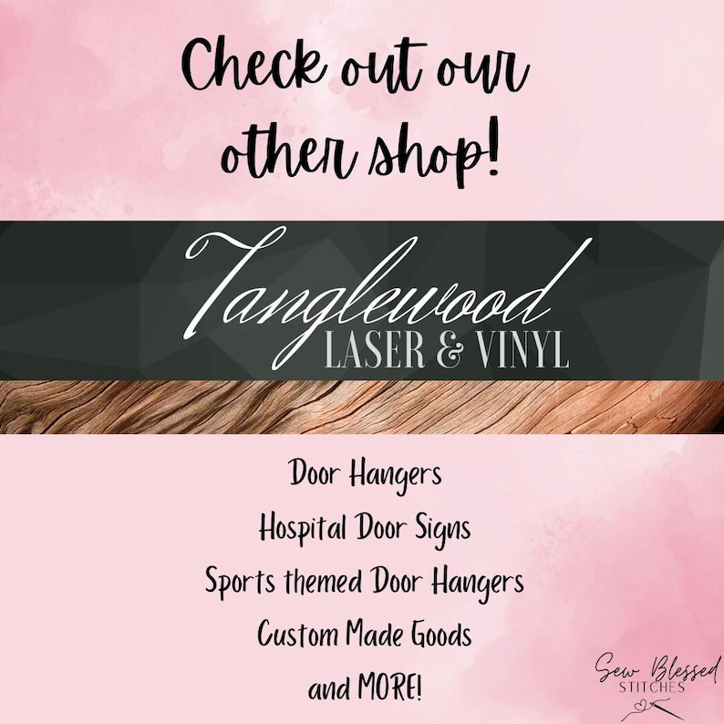 K&ouml;nnte beinhalten: Ein rosa-brauner Holzmaserungshintergrund mit dem Text "Check out our other shop!" und dem Text "Tanglewood LASER & VINYL" in Schwarz. Unter dem Text befindet sich eine Liste der angebotenen Produkte: Door Hangers, Hospital Door Signs, Sports themed Door Hangers, Custom Made Goods und MORE! Der Text "Sew Blessed STITCHES" befindet sich in der unteren rechten Ecke.