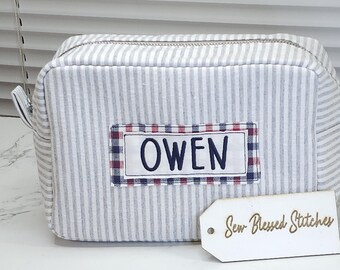 Borsa cosmetica in seersucker personalizzata: pochette da viaggio per articoli da toeletta con monogramma
