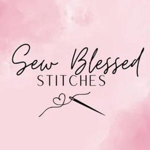 K&ouml;nnte beinhalten: Sew Blessed Stitches Logo mit einer stilisierten Nadel und einem Faden, die eine Herzform bilden. Das Logo befindet sich auf einem rosa Aquarellhintergrund.