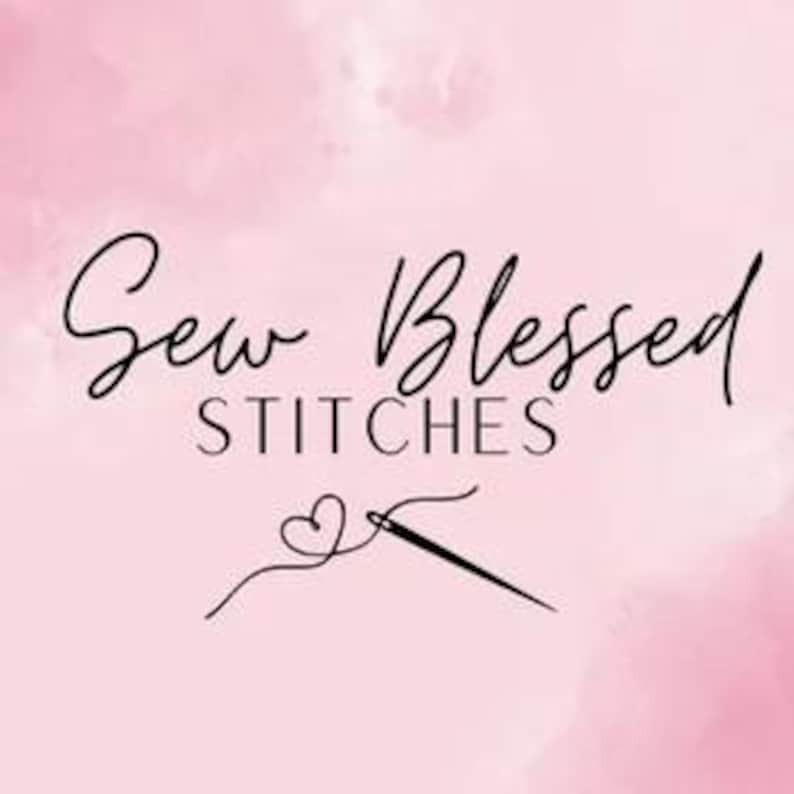 K&ouml;nnte beinhalten: Sew Blessed Stitches Logo mit einer stilisierten Nadel und einem Faden, die eine Herzform bilden. Das Logo befindet sich auf einem rosa Aquarellhintergrund.
