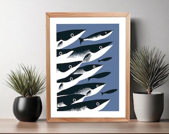 Puede incluir: Una impresión artística enmarcada que presenta un grupo de peces estilizados nadando en diagonal sobre un fondo azul. Los peces están representados en tonos de blanco y negro, con detalles gráficos simples. El marco es de madera clara.