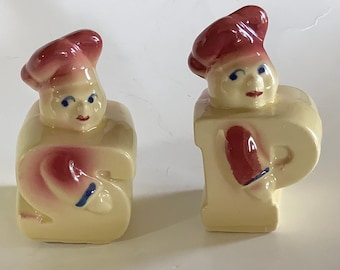 Salero y pimentero de cerámica Shawnee vintage de la década de 1940.