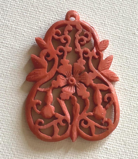 Vintage carved cinnabar Asian pendant necklace estate jewelry