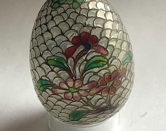 Delicado pisapapeles vintage con forma de huevo y flor de vidriera.