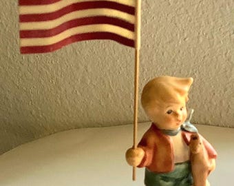 Statuetta vintage Goebel raffigurante un ragazzo americano portabandiera, firmata e numerata, Hummel.