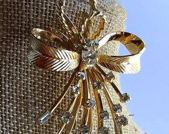 Vintage exquisite signed designer Sarah Coventry gold rhinestone estate pin brooch