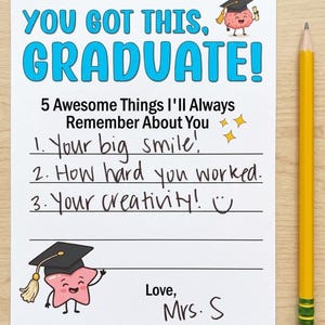 Puede incluir: Una tarjeta blanca con el texto "YOU GOT THIS, GRADUATE!" en azul. La tarjeta enumera "5 Awesome Things I'll Always Remember About You" e incluye un lápiz amarillo. La tarjeta está firmada "Love, Mrs. S."