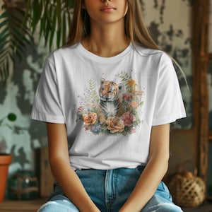 Camiseta con estampado de cachorro de tigre floral: Camiseta para amantes de la naturaleza y la vida silvestre
