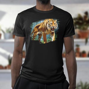 Tiger im Wald, Tiger Herumstreifen Shirt, Grafik-T-Stück der wild lebenden Tiere Natur, Safari-Thema T-Shirt, Tiger-Liebhaber-große Katze