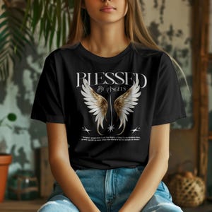 Camiseta gráfica &quot;Bendecido por los ángeles&quot;: Camiseta unisex de consuelo espiritual