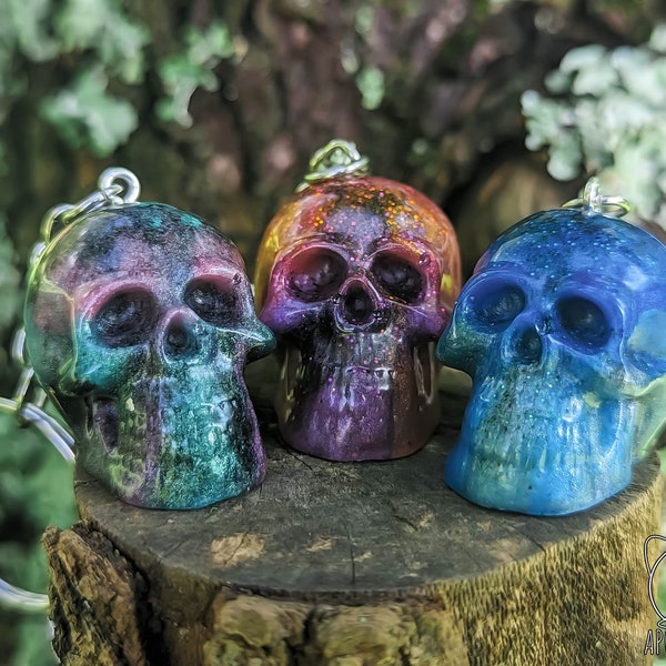 Resin Skull Keychain, Colorful Skull Keyring, Spooky Skeleton, Goth Keychain Charm, Mini Skull, Spooky Season, Halloween Gifts, Gothic Gifts