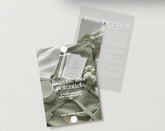 以下が含まれることがあります： 「INTRODUCTION」と「Révielle ton potentiel」のテキストが入った2つの印刷されたパンフレット。ミニマリストデザイン。下のパンフレットには白いマグカップと花があります。カラーパレットは、白、グレー、緑の色合いのニュートラルです。