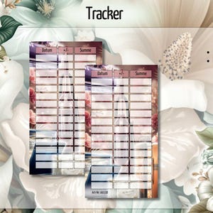 Könnte beinhalten: Zwei rechteckige Papiertracker vor einem floralen Hintergrund mit weißen und türkisfarbenen Blüten. Jeder Tracker hat Spalten mit der Beschriftung Datum, +/-, und Summe sowie Zeilen für Einträge. Der Text rechts gibt 350g, Matt foliert und Art-Nr: 00338 an.