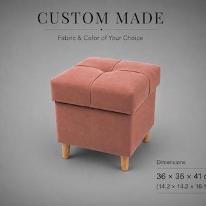 Może przedstawiać: Kwadratowy, tapicerowany puf w kolorze przybrudzonego różu z pikowanym wierzchem i czterema jasnymi drewnianymi nogami. Tekst głosi: CUSTOM MADE, Fabric & Color of Your Choice, Dimensions 36 x 36 x 41 cm (14.2 x 14.2 x 16.1 in).