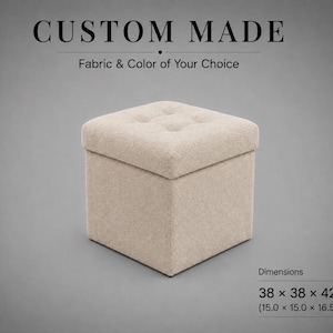 Op de afbeelding: Een vierkante beige stoffen poef met een getufte bovenkant. De tekst CUSTOM MADE Fabric & Color of Your Choice staat erboven. De afmetingen staan vermeld als 38 x 38 x 42 cm (15.0 x 15.0 x 16.5 in) in de rechterbenedenhoek van de afbeelding.