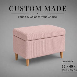 Può includere: Un pouf contenitore rettangolare rosa in tessuto a coste, dotato di quattro gambe in legno chiaro. Il testo CUSTOM MADE Fabric & Color of Your Choice è visibile in alto, mentre Dimensions 65 x 40 x 40 cm è riportato in basso a destra.