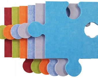 Puede incluir: Una pila de seis paneles de pared con forma de pieza de rompecabezas en varios colores, incluyendo rojo, verde lima, naranja, bígaro, morado claro y una pieza grande de color azul brillante en la parte superior.