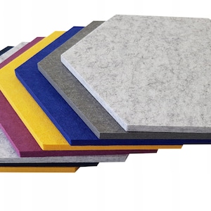 Op de afbeelding: Een set van acht zeshoekige akoestische panelen in verschillende kleuren, waaronder grijs, donkerblauw, bordeauxrood, geel en blauw. De panelen zijn gemaakt van een textuurdoek en zijn ontworpen om geluid te absorberen.