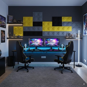 Può includere: Un moderno allestimento per sala giochi con due monitor, sedie da gioco nere e gialle e una scrivania con illuminazione a LED blu. La parete presenta pannelli decorativi gialli, neri e grigi, simili a grandi mattoni. Le mensole espongono statuette e opere d'arte.