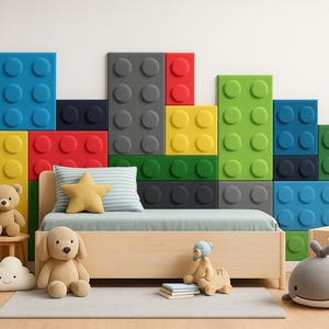 Puede incluir: Un dormitorio infantil con una cama, juguetes y una pared decorada con paneles grandes y coloridos en forma de ladrillo. La habitación incluye una estructura de cama de madera, animales de peluche y una caja de juguetes de madera. Los paneles de la pared son de varios colores, incluyendo azul, rojo y verde.