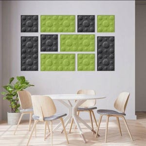 Può includere: Un set di 10 pannelli fonoassorbenti per pareti in design moderno. I pannelli sono disposti a griglia e presentano una superficie testurizzata con cerchi in rilievo. I pannelli sono disponibili in due colori: verde e nero.