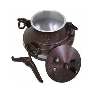 Puede incluir: Una olla de cocina de metal marrón con tapa y soporte. La olla tiene un interior plateado y patrones florales decorativos. La tapa tiene tres perillas negras. La olla está diseñada para cocinar.
