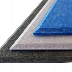 Könnte beinhalten: Drei Akustikplatten in verschiedenen Farben: Dunkelgrau, Hellgrau und Blau. Die Platten bestehen aus einem strukturierten Material und haben eine abgeschrägte Kante.